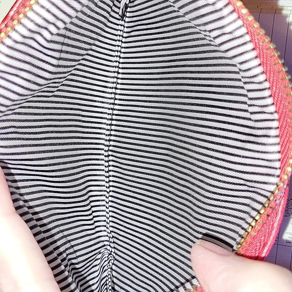 Elegant Faux Crocodile-Embossed Women's Wristlet - Picture 3 of 3